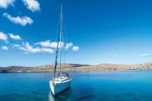 Voilier sur la mer en Crète
