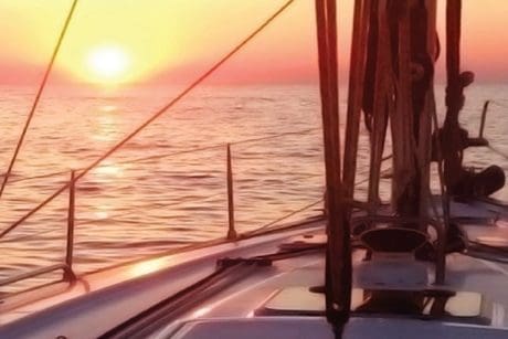Voilier sur la mer en Crète coucher de soleil