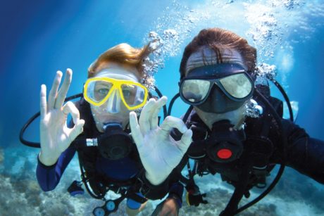 Plongeur communiquant sous l'eau