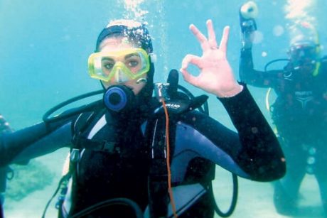 Plongeur communiquant sous l'eau
